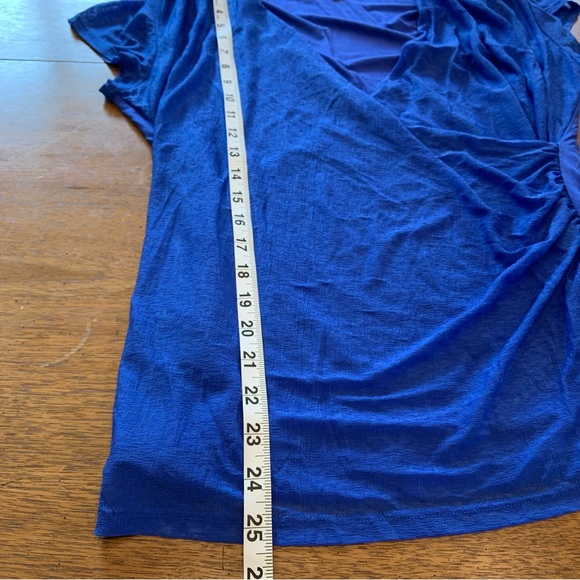 Laundry by Shell Segal deep v-neck blue top with flattering ruching - Picture 3 of 5